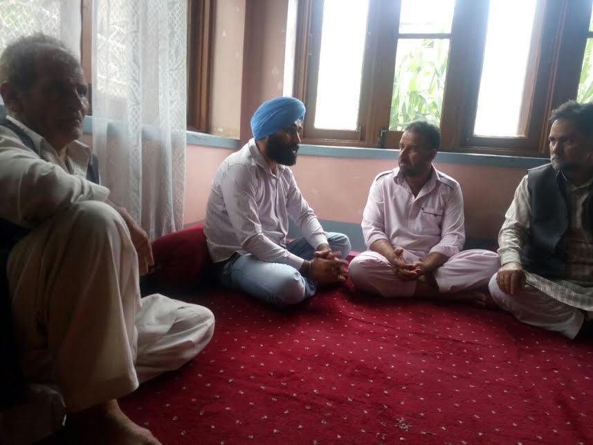 Hurriyat (G) Sikh leader visits slain youths families
